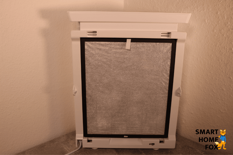 Im offenen Luftreiniger ist ein Vorfilter aus Vlies eingesetzt